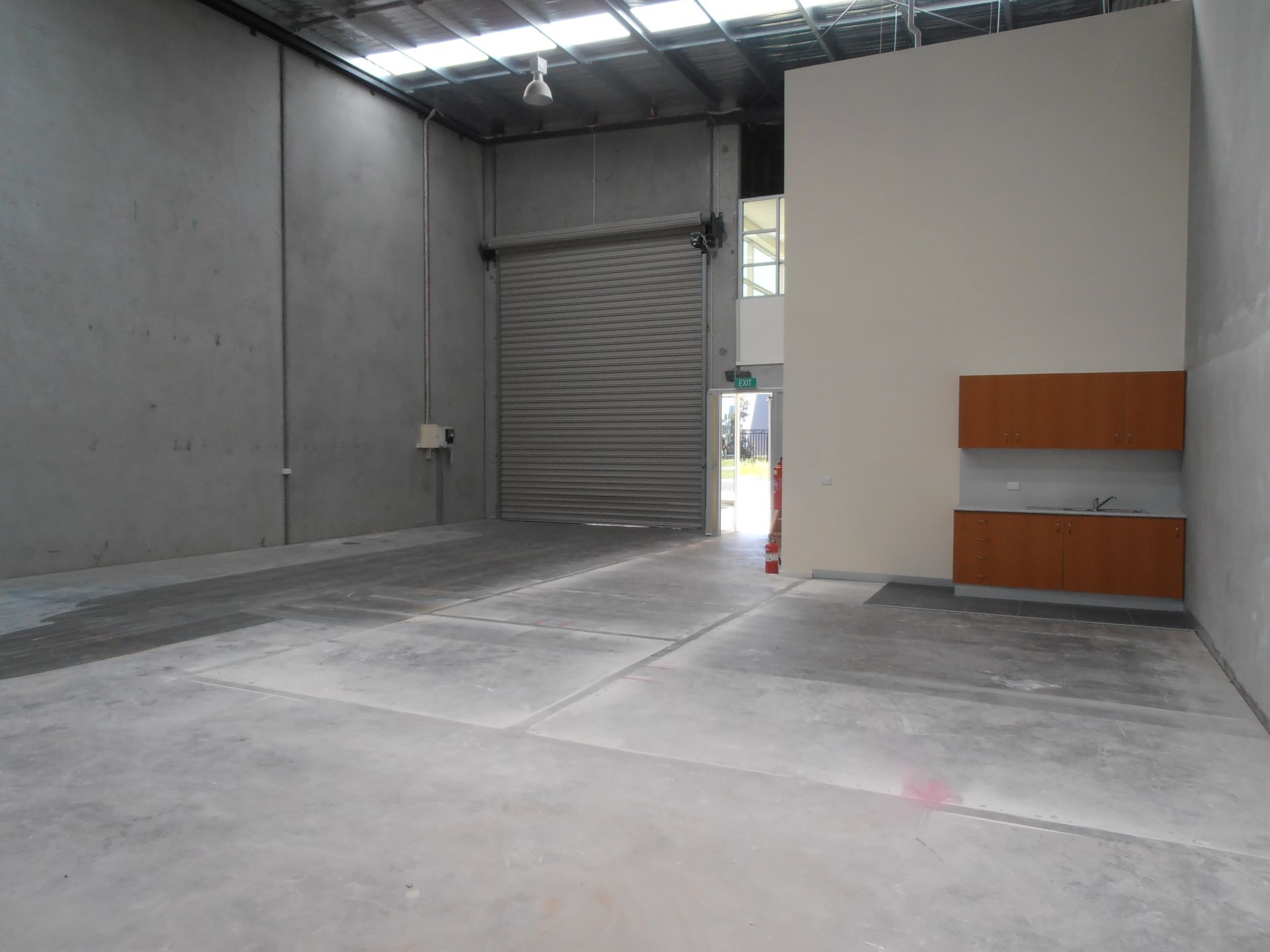 OFFICE/WAREHOUSE WITH MODERN LOOKS