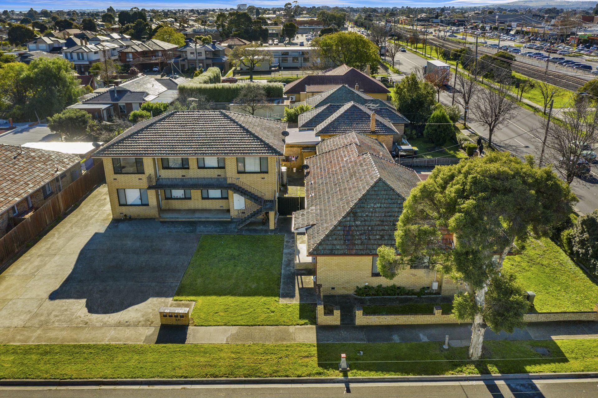 6 UNITS  - CORNER BLOCK APPROX 1110m2 LAND
CURRENTLY RETURNING APPROX $100,000 PER ANNUM.