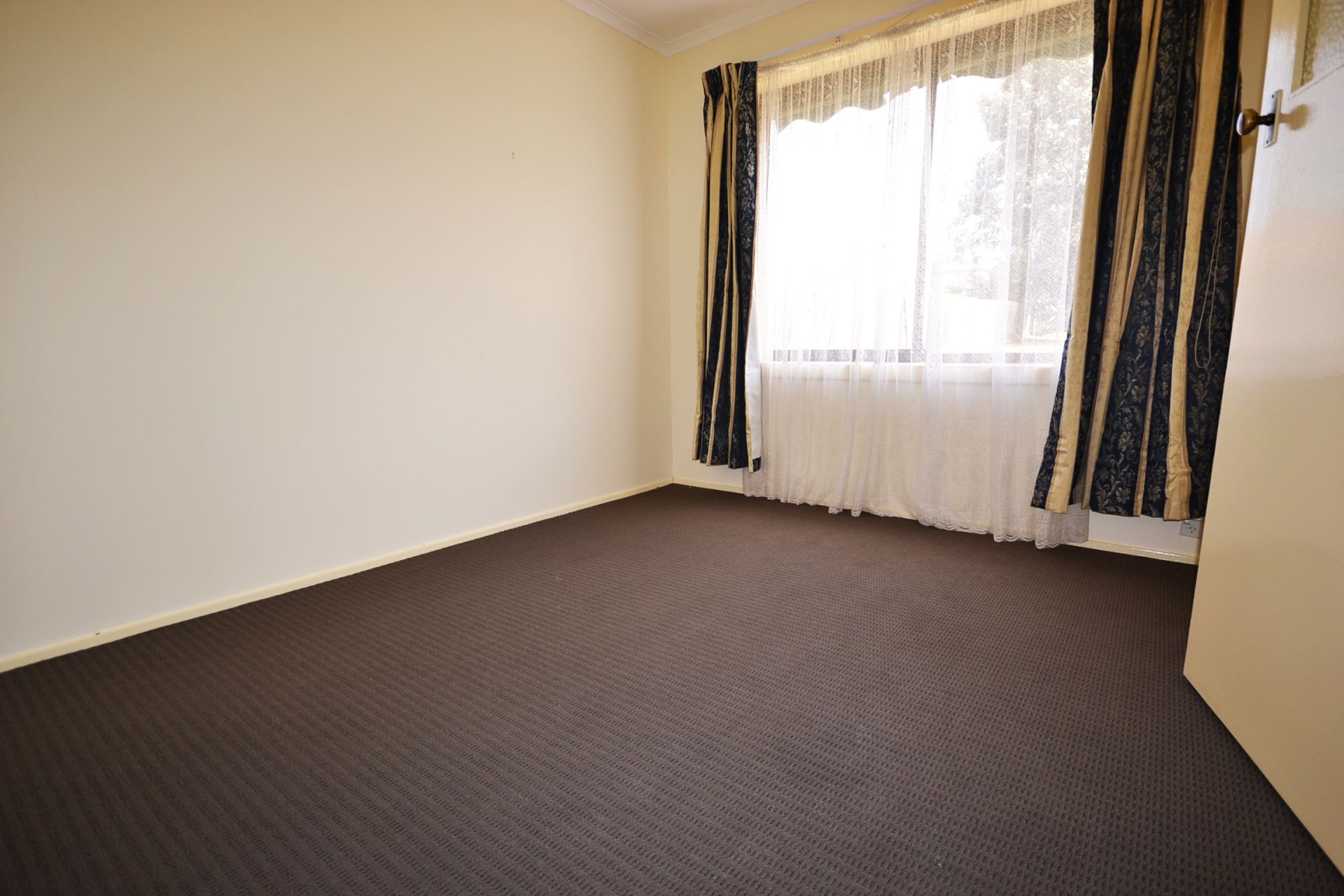 COMFY THREE BEDROOM - 6 MONTH LEASE