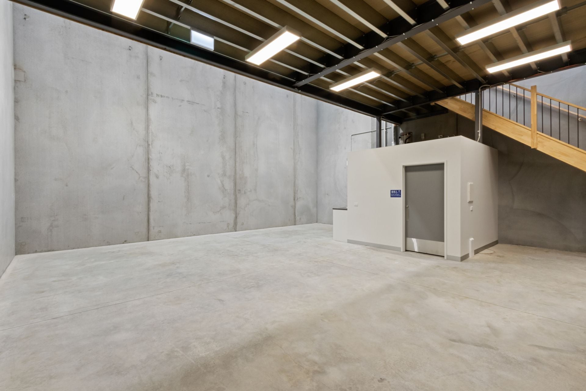 Excellent Warehouse/Perfect Location