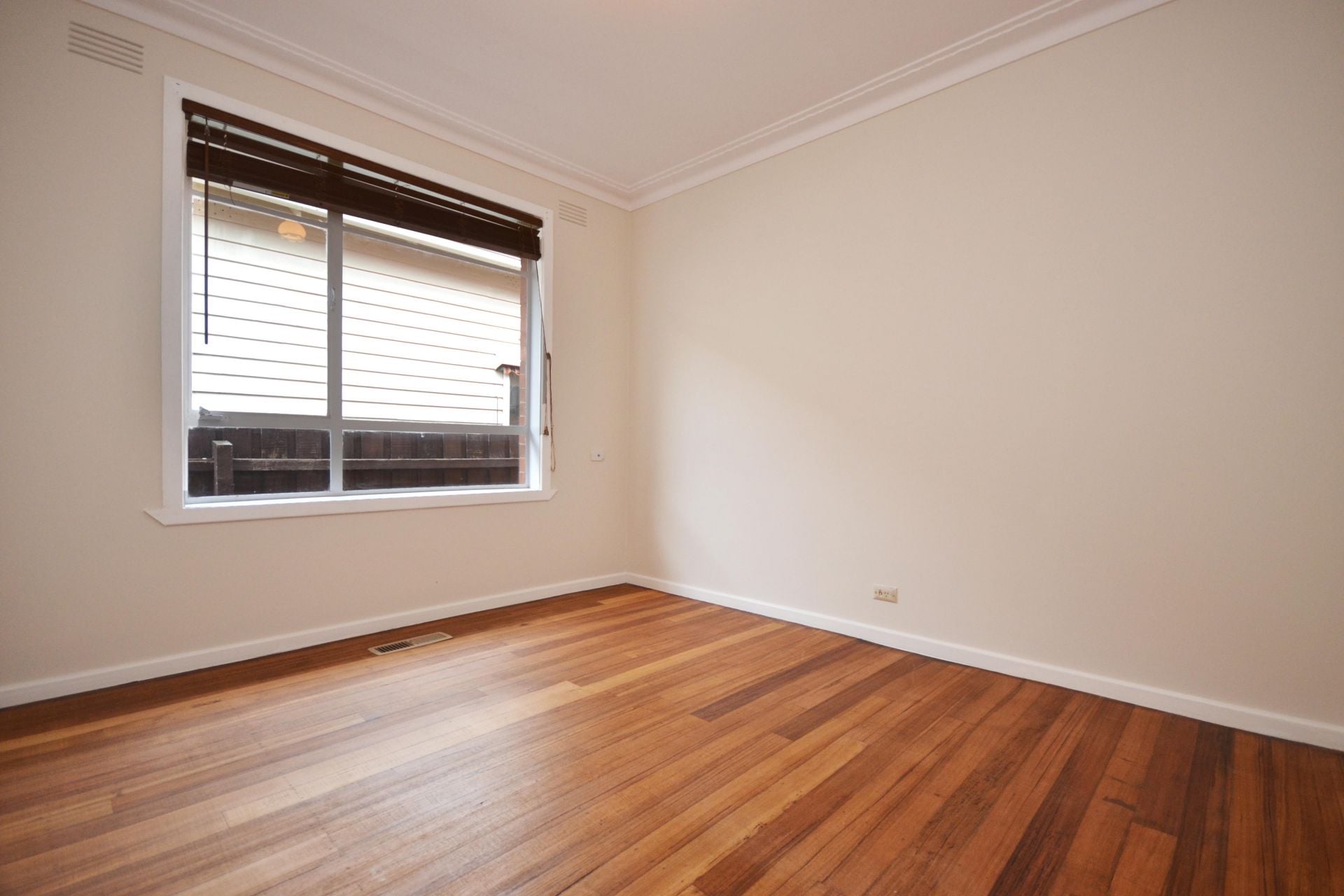 PEACEFUL RETREAT IN THE HEART OF THORNBURY