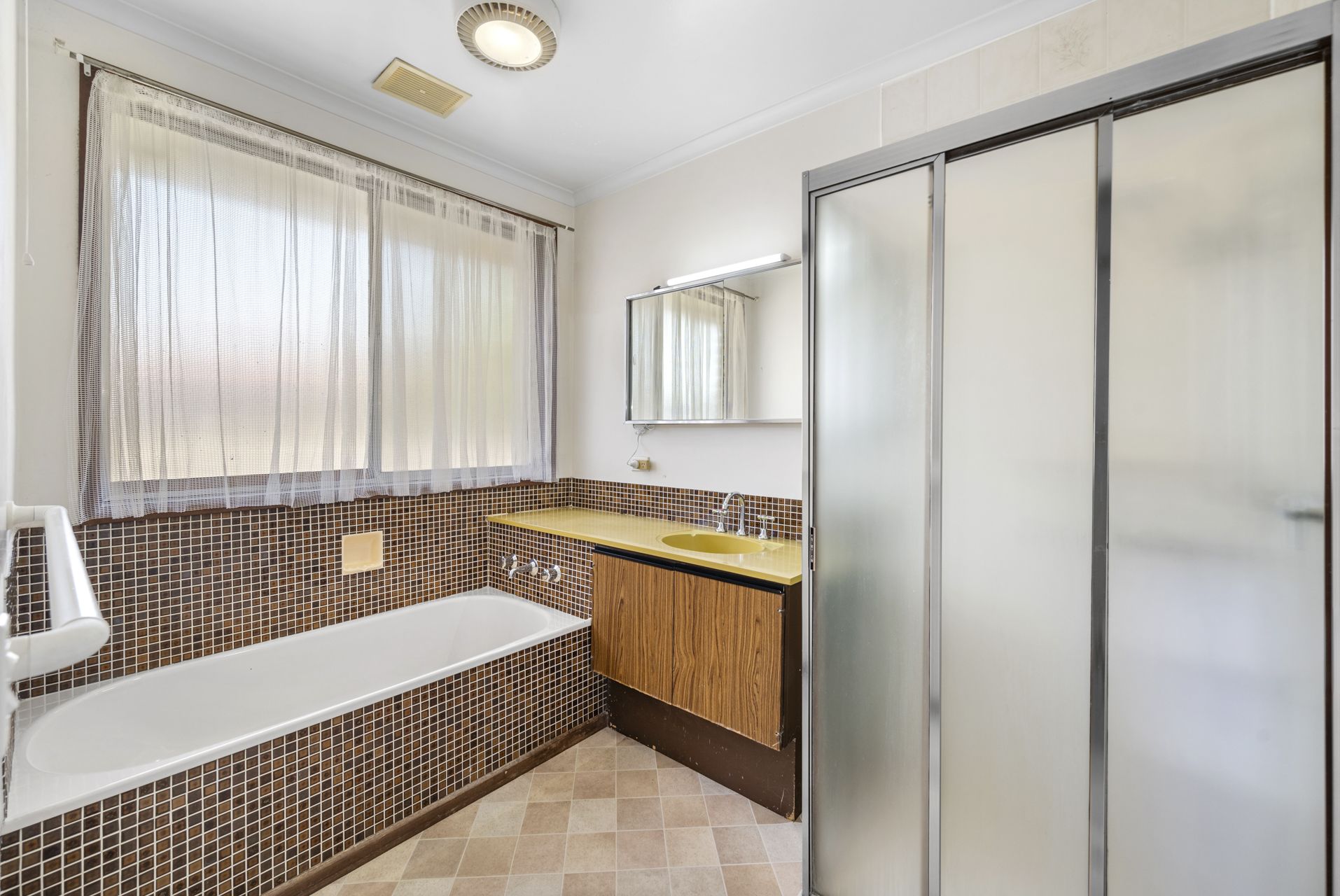 SUBSTANTIAL 4 BEDROOM FAMILY HOME - 646m2