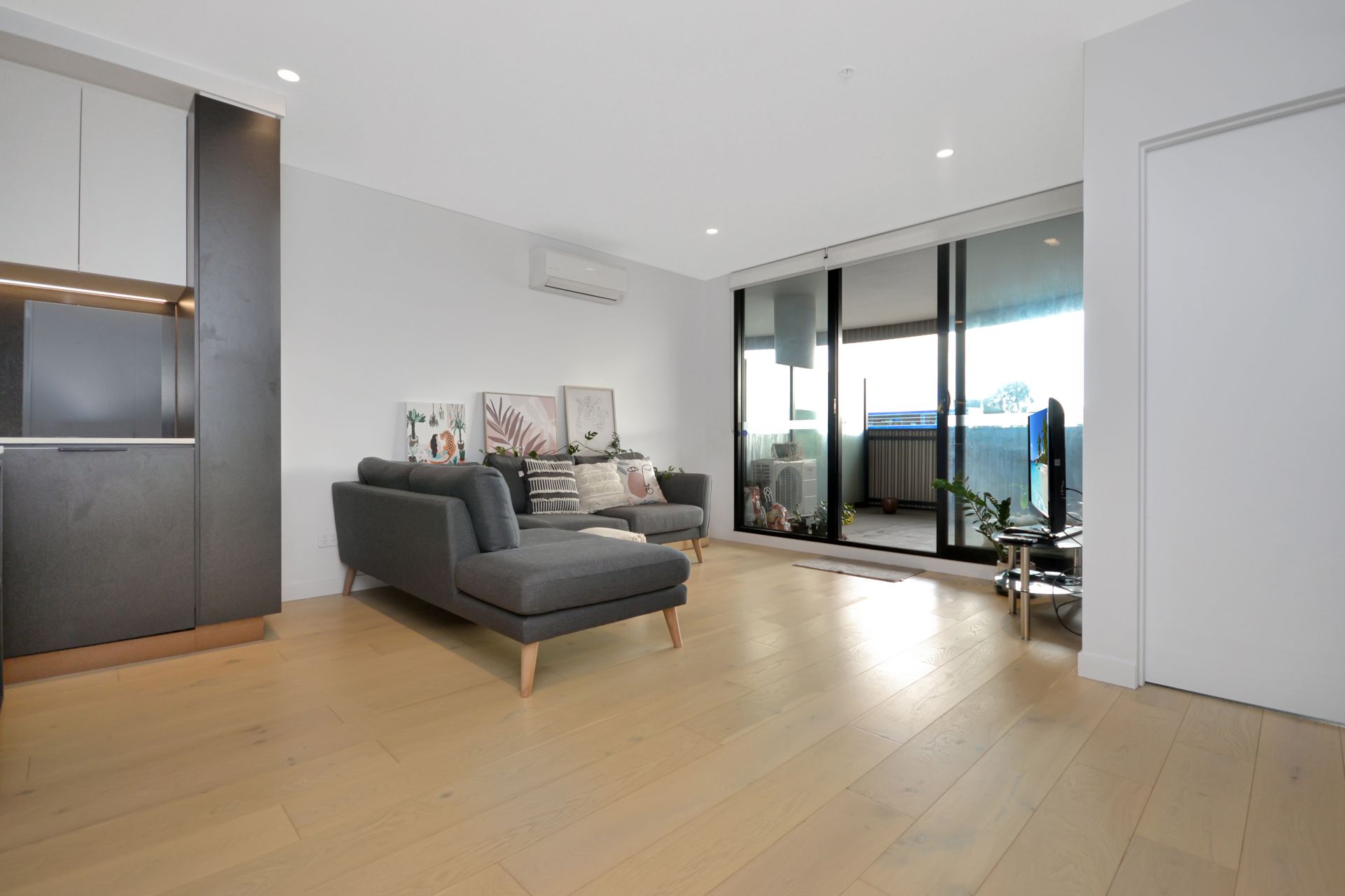 STYLISH APARTMENT LIVING IN A VIBRANT LIFESTYLE SETTING
AVAILABLE WITH OR WITHOUT FURNITURE