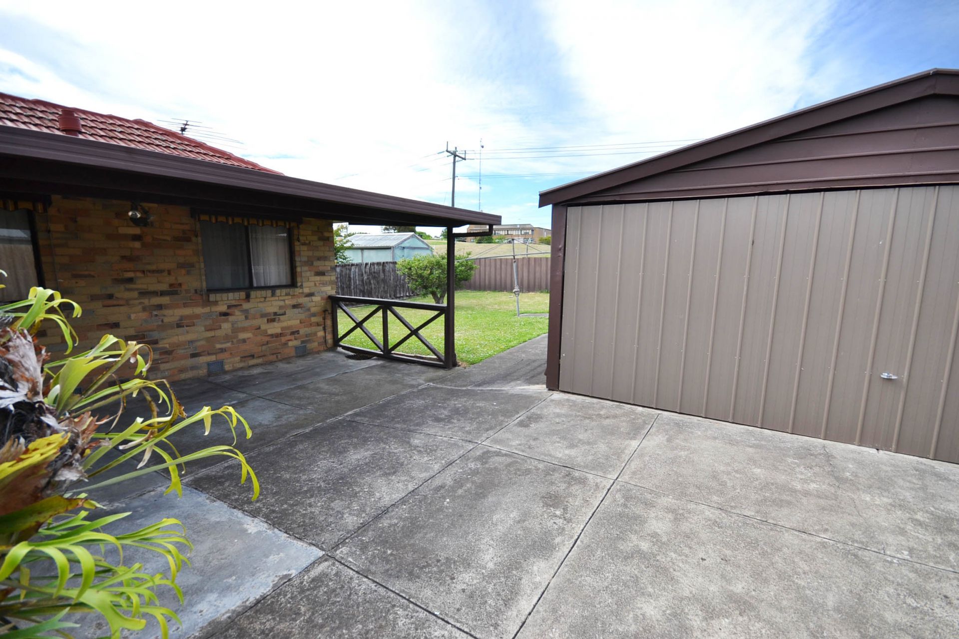 EXTRA LARGE WITHIN WALKING DISTANCE TO PLENTY ROAD SHOPS AND TRAM