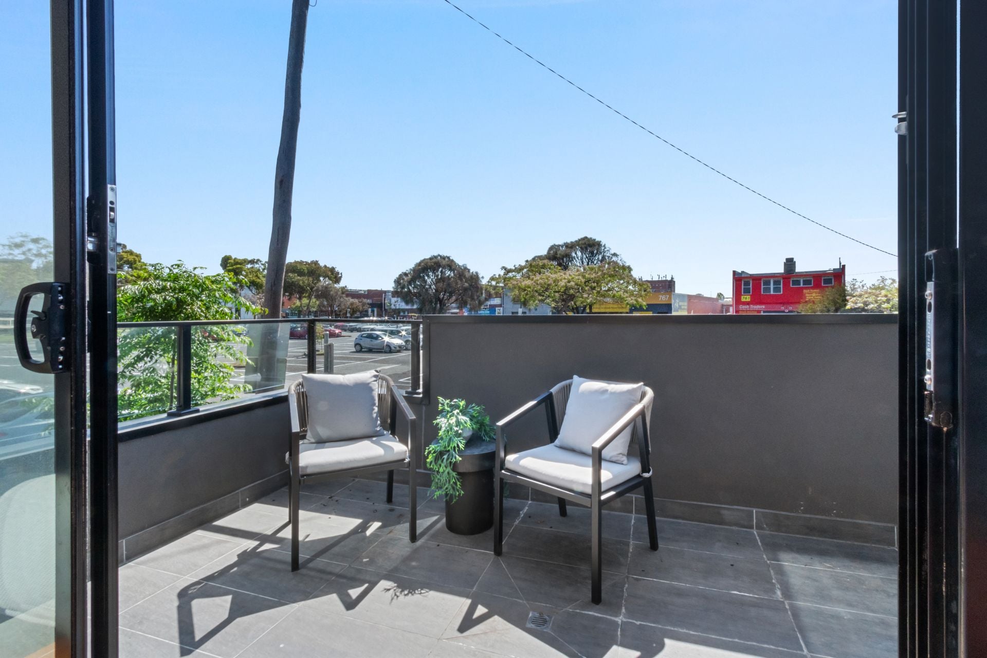Contemporary Living In A Well-Connected Neighbourhood