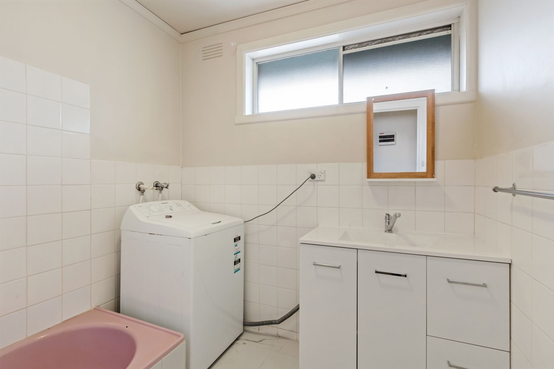 FRESHLY RENOVATED UNIT FOR LEASE!