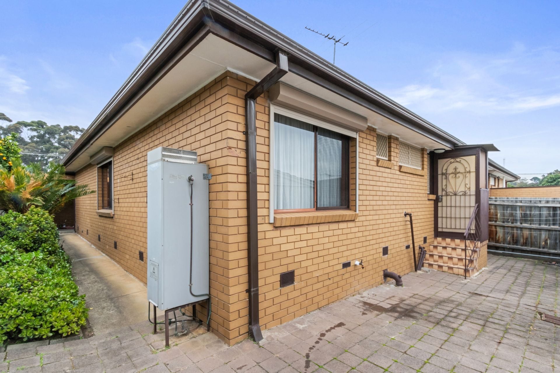 A Vision Of Mid-Century Charm With Spacious Dimensions