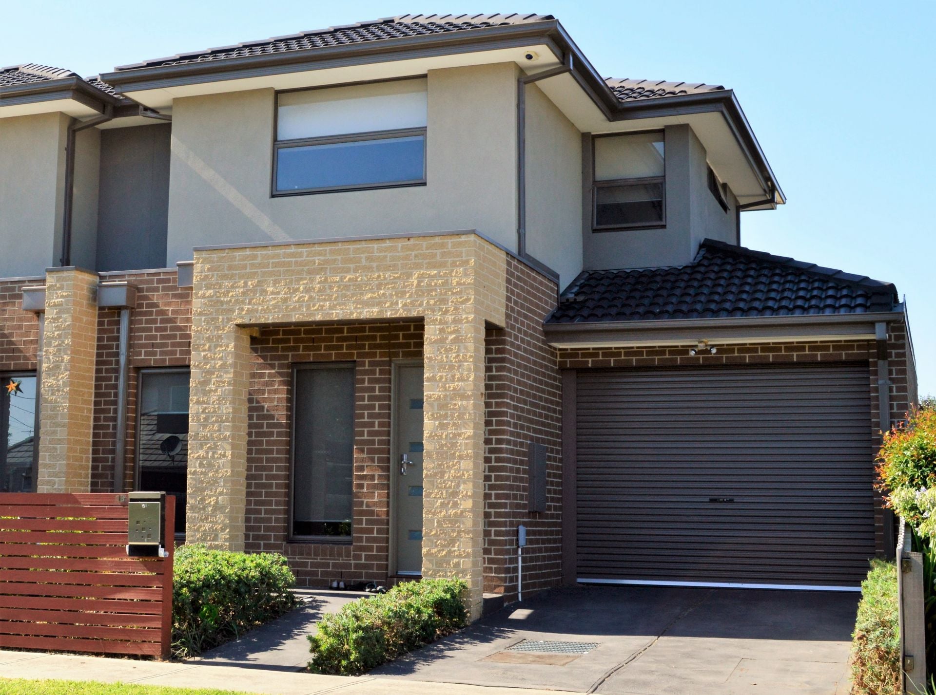 MODERN RESIDENCE OFFERS WINNING LIFESTYLE!