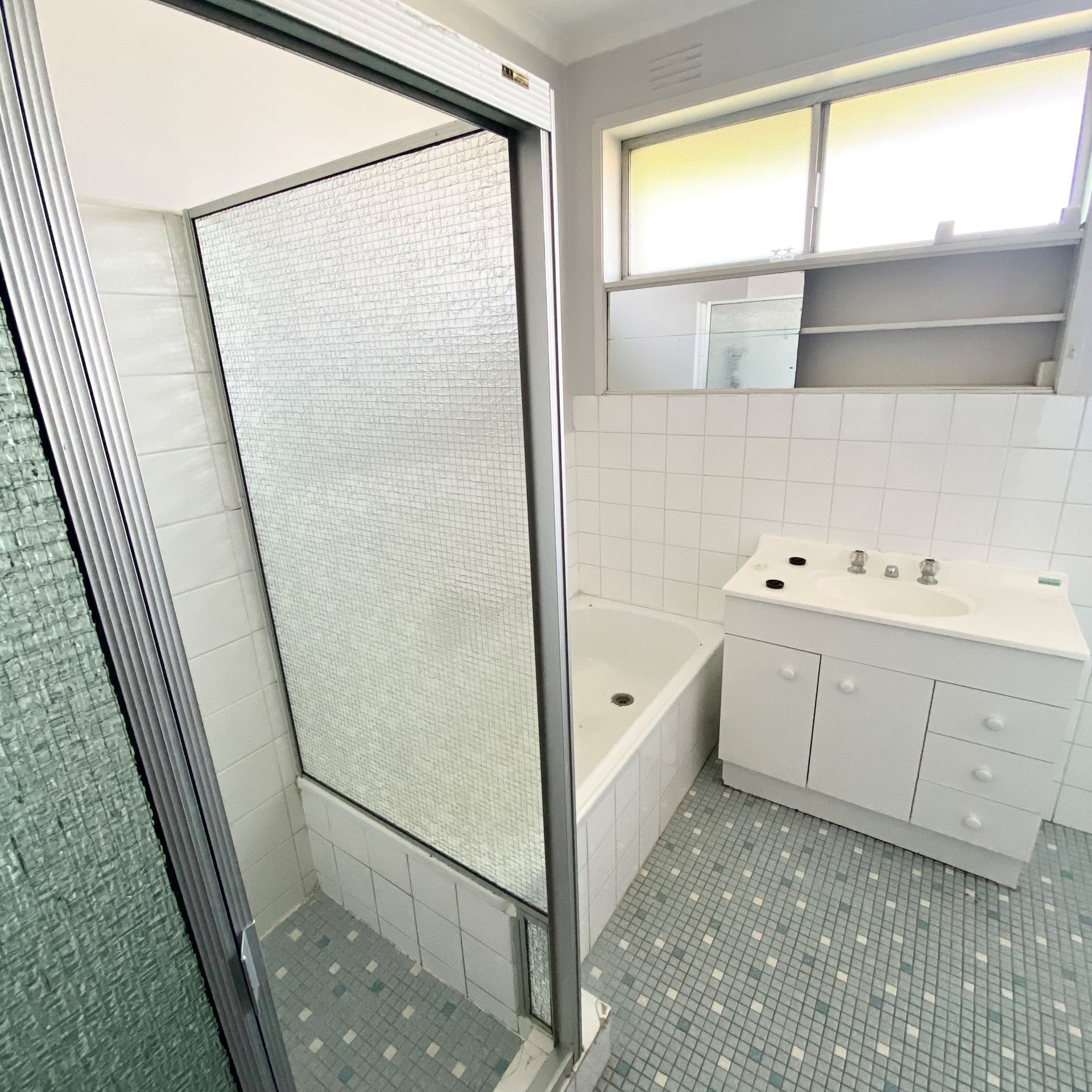 Large, updated 2 bedroom unit!