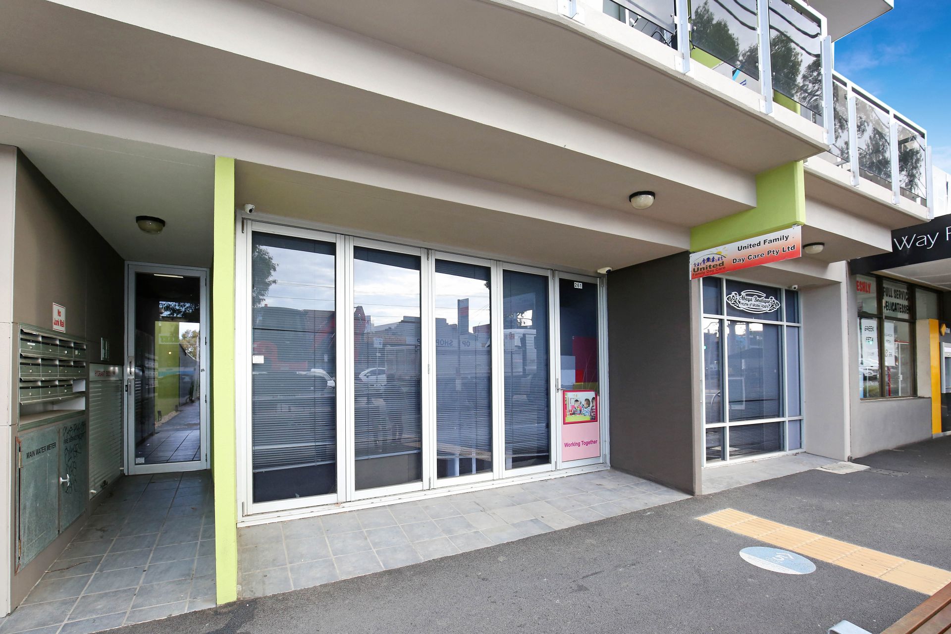 EXCELLENT DOUBLE FRONT OFFICE