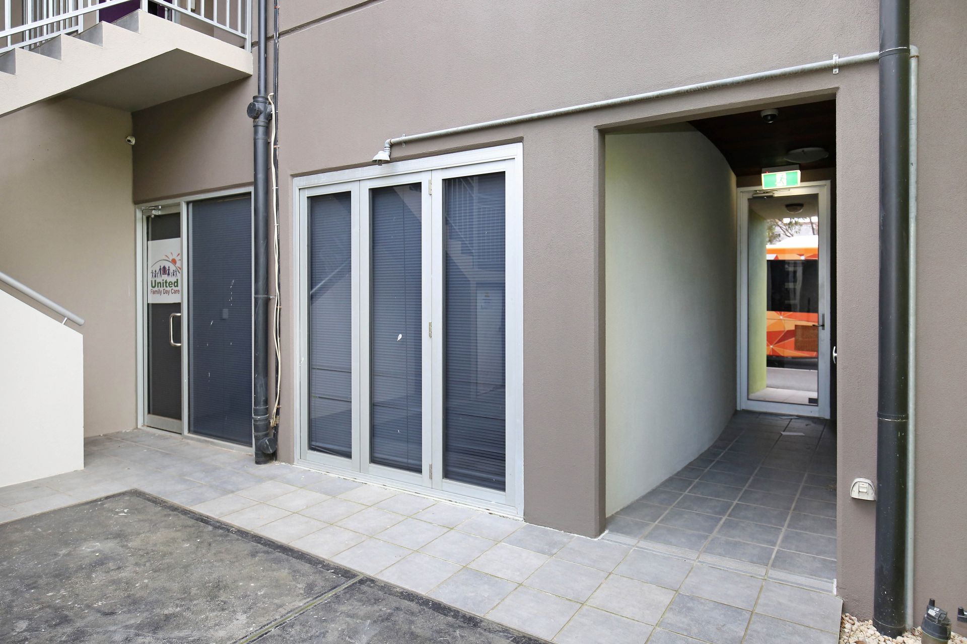 EXCELLENT DOUBLE FRONT OFFICE