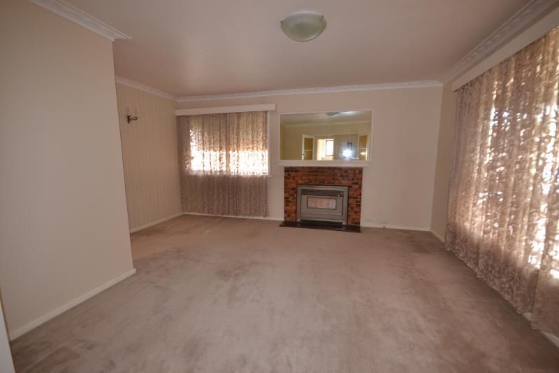 EXTRA LARGE WITHIN WALKING DISTANCE TO PLENTY ROAD SHOPS AND TRAM