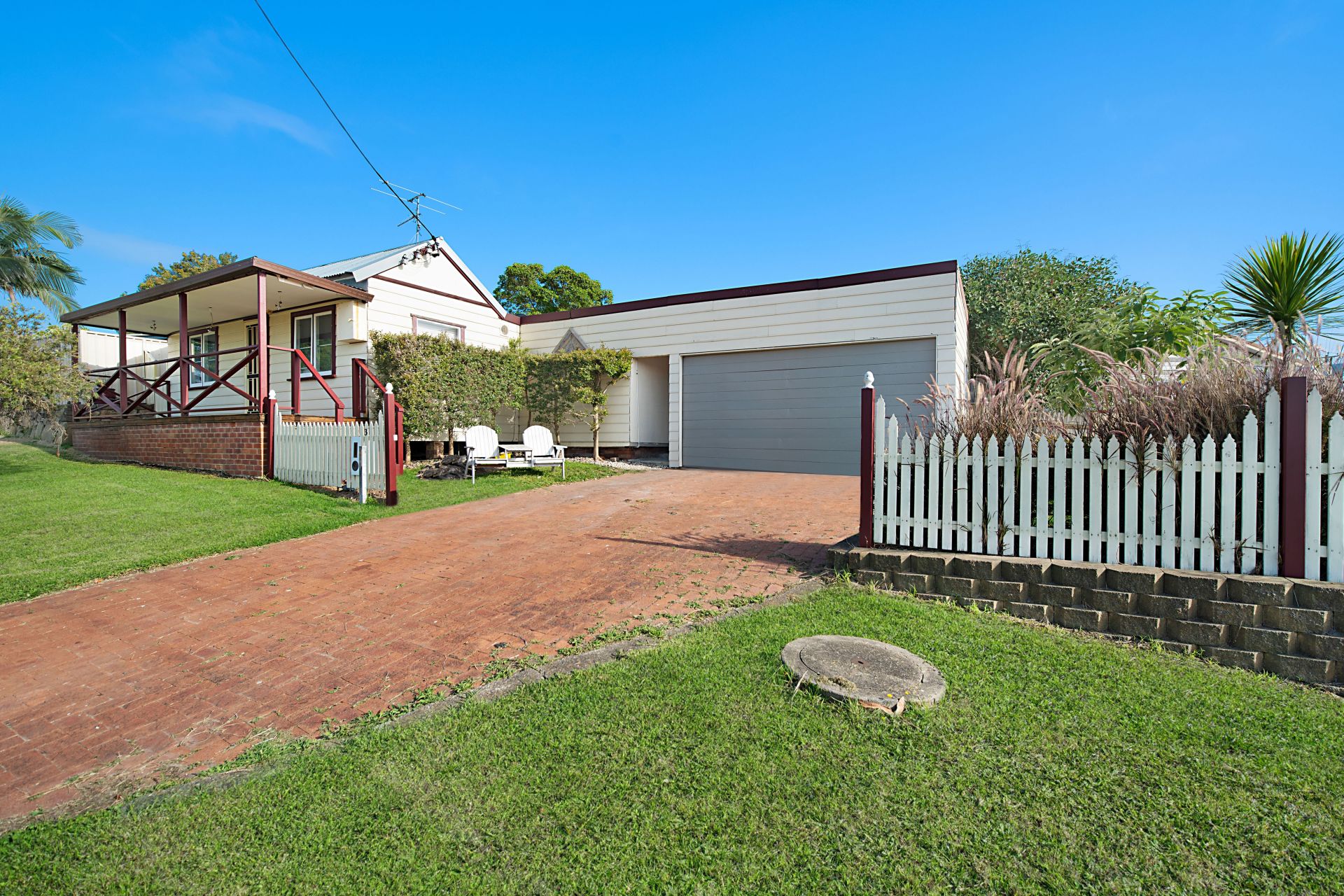 Miner's Cottage with Modern Updates, Just 300m from Village Shops & School, Just - Thumbnail 3