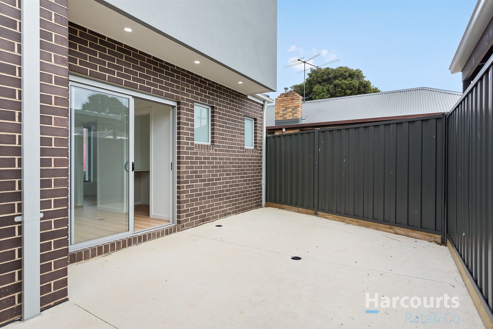 WALKING DISTANCE TO THE TRAIN STATION