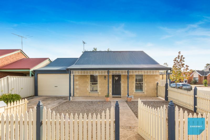 27 Naracoorte Drive, Caroline Springs - Thumbnail 2
