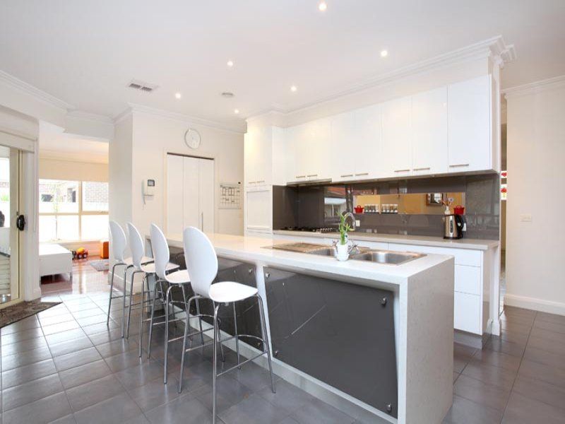 6 Narracan Close, Caroline Springs - Thumbnail 3