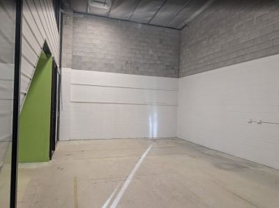 TIDY OFFICE/WAREHOUSE UNIT IN RARE COMPLEX!