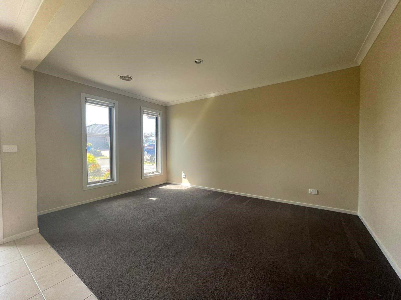 THIS MODERN HOME OFFERS SPACIOUS LIVING & CLOSE TO SCHOOLS