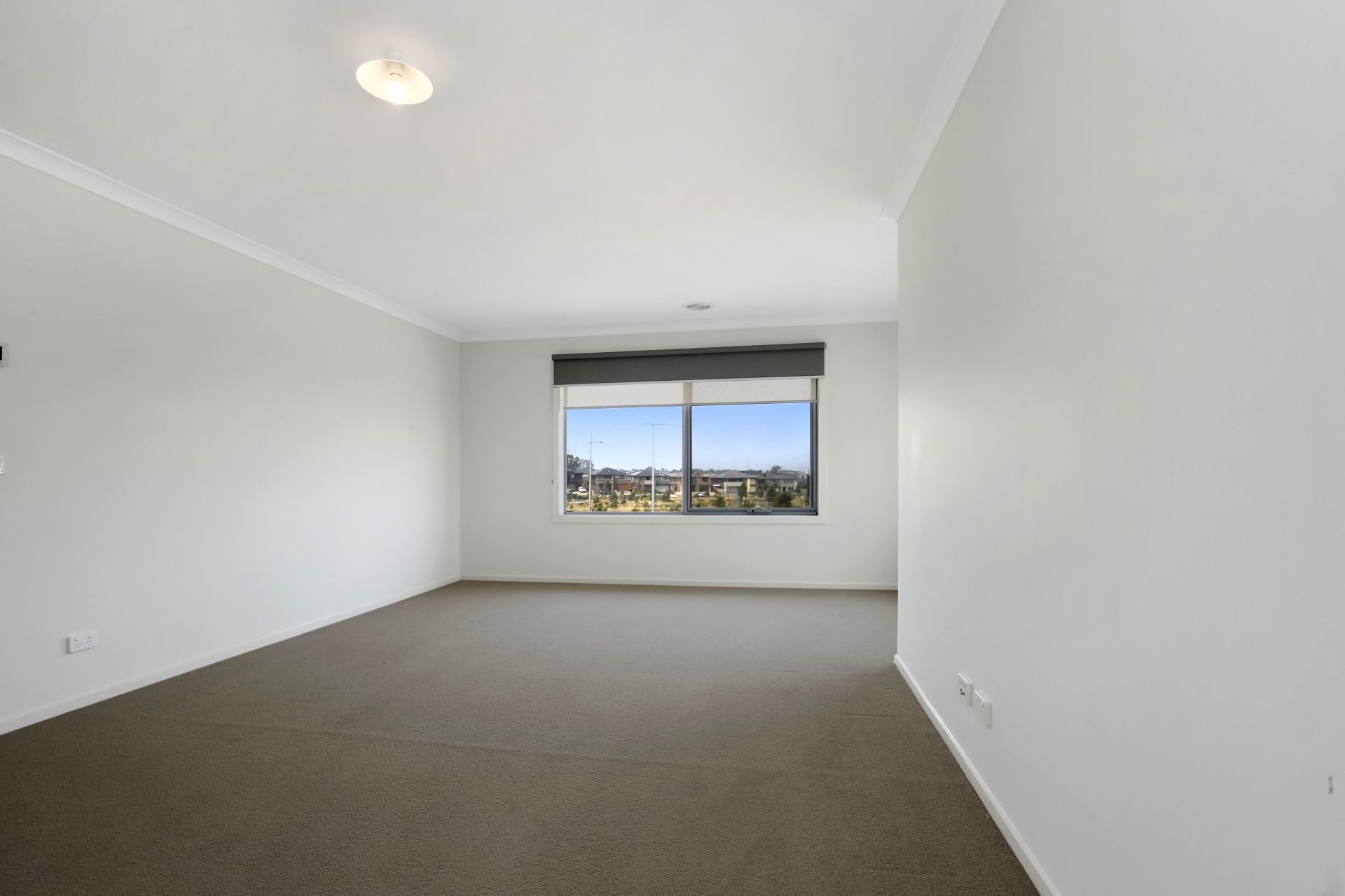 MODERN TOWNHOUSE WELL LOCATED