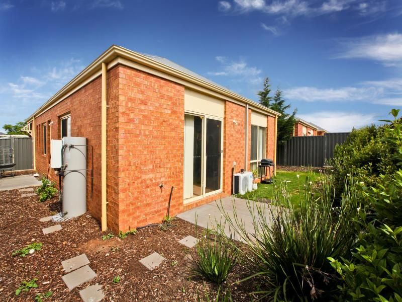 19 Streeton Avenue, Caroline Springs - Thumbnail 7