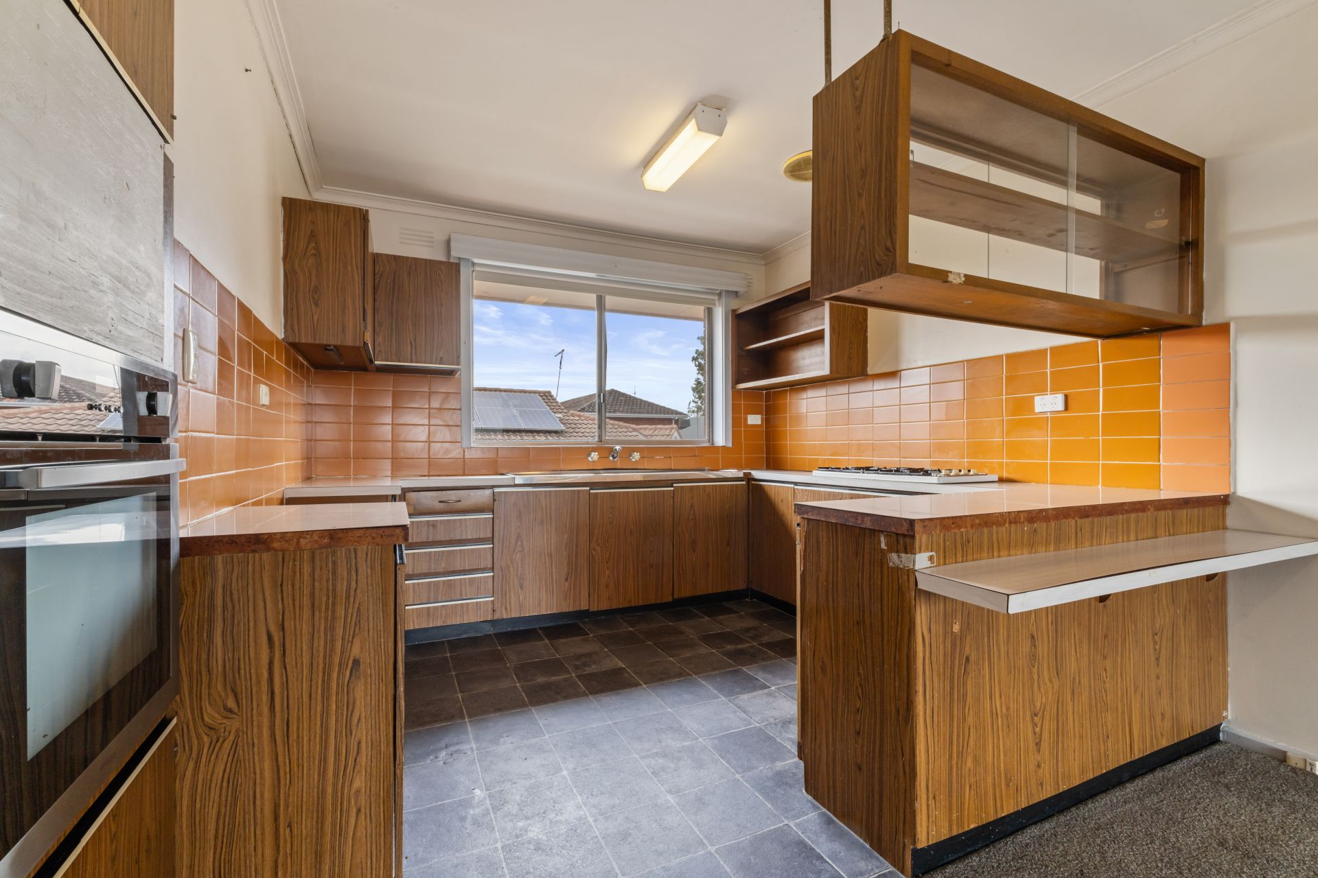 Two Bedroom Apartment in Quiet Street!