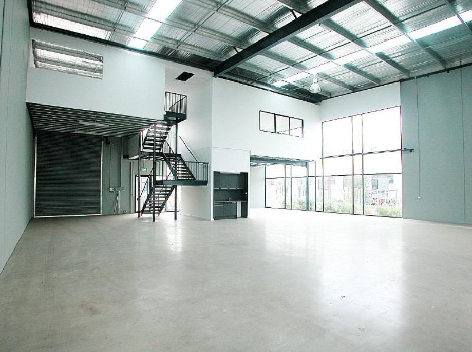 MODERN OFFICE/WAREHOUSE IN EXCELLENT LOCATION!!
