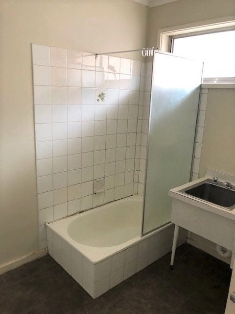 JUST A SHORT WALK FROM LA TROBE UNIVERSITY!