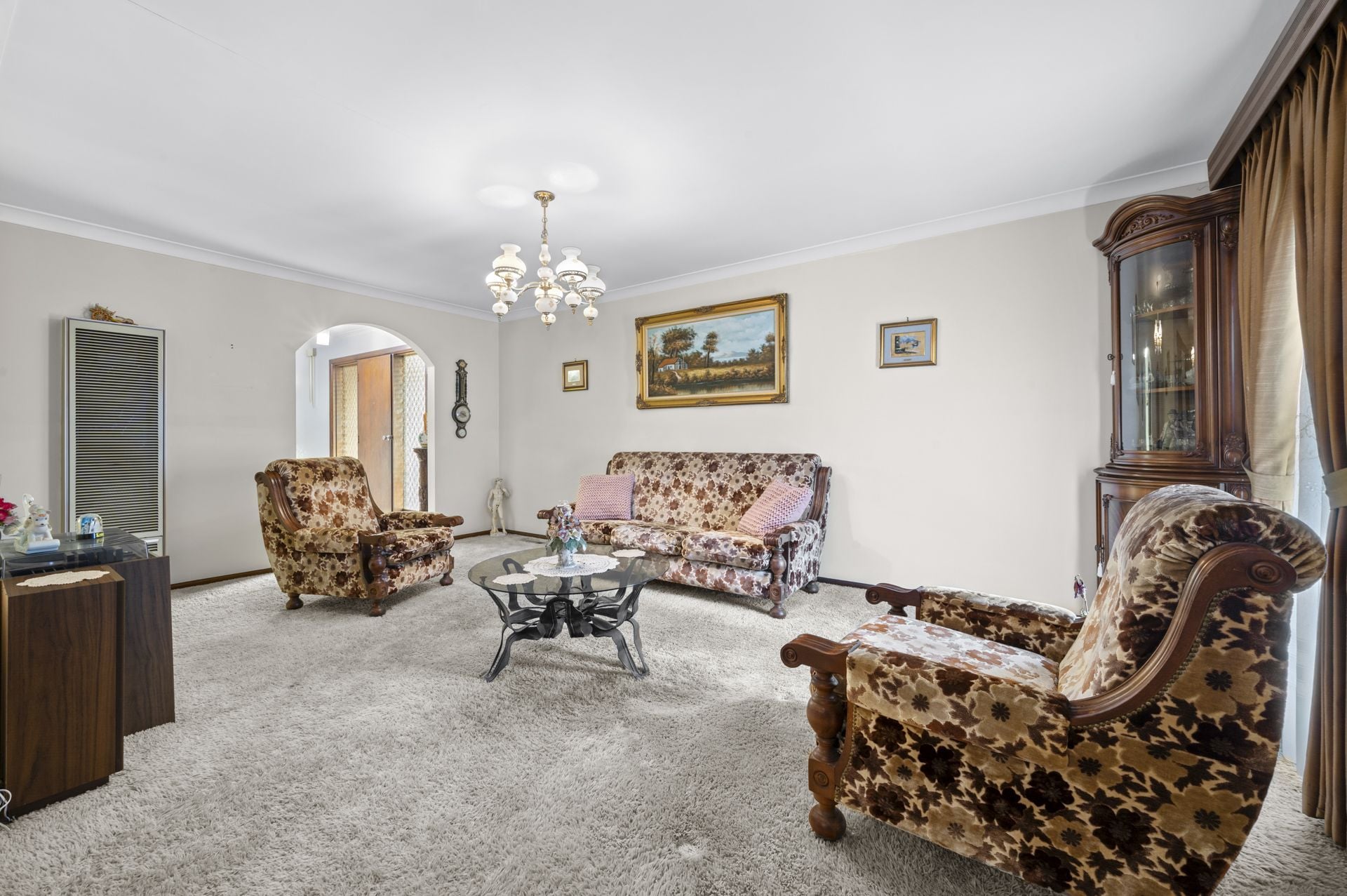 SUBSTANTIAL FAMILY HOME - 4 BEDROOMS, 2 BATHROOMS