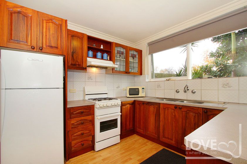 Freshly Painted Ground Floor Apartment Set In A Tranquil Surrounding!