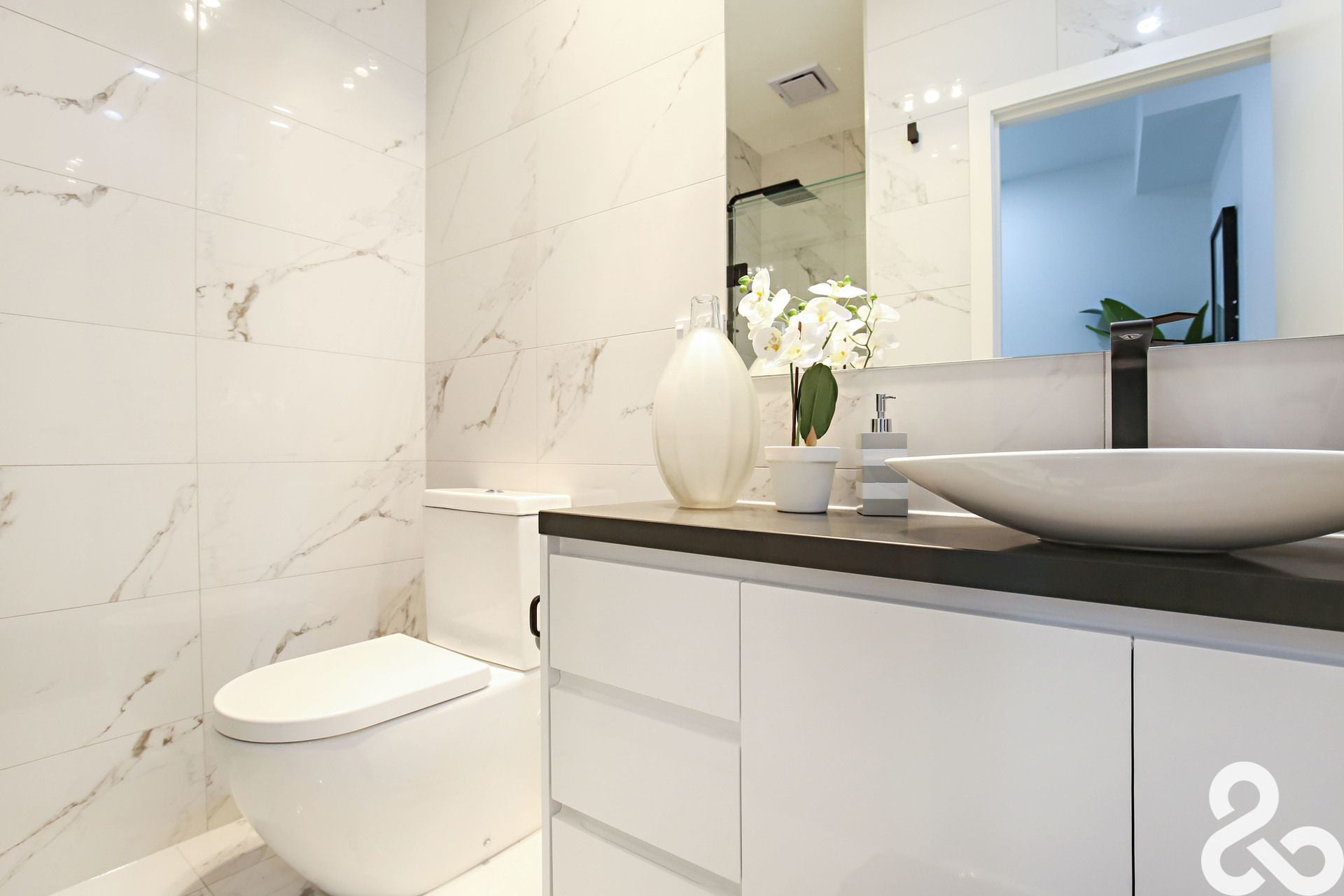 SPACIOUS LUXURY WITH DESIGNER DETAIL