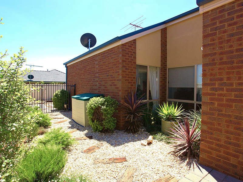 10 Edgbaston Parade, Caroline Springs - Thumbnail 8