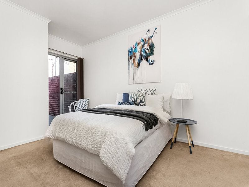 MODERN ELEGANCE WITH A WARM, INVITING AMBIANCE