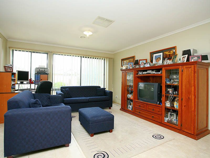 4 Hughes Avenue, Caroline Springs - Thumbnail 5
