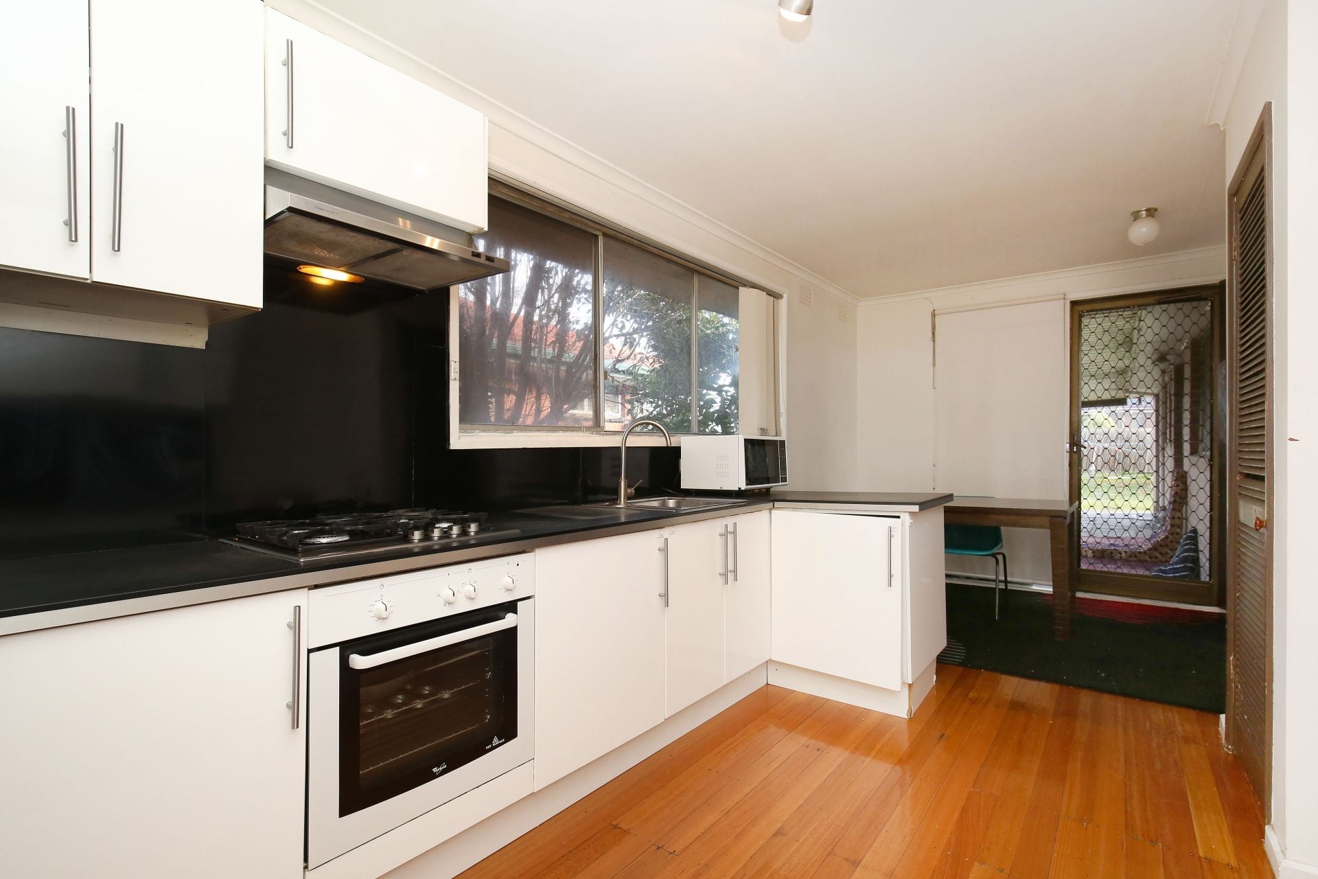 LOCATION, POTENTIAL, LAND ( APPROX 710m2 )