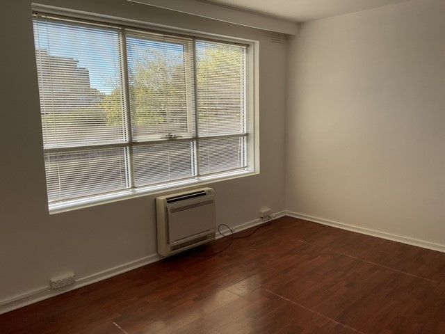 **LIGHT FILLED APARTMENT**