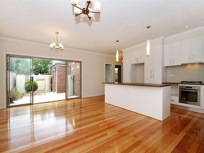 STUNNING MODERN UNIT!