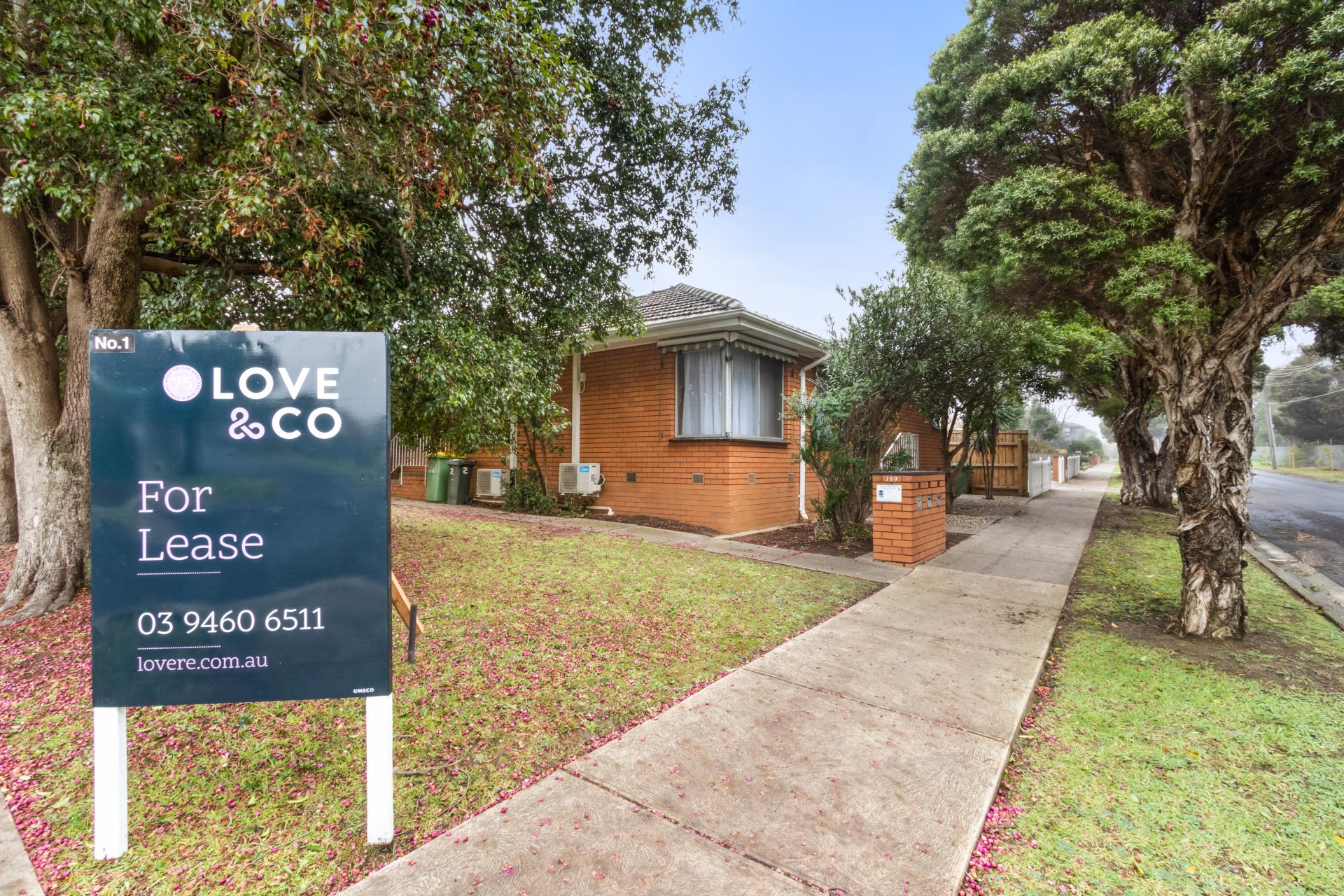 LOCATED IN QUIET STREET!