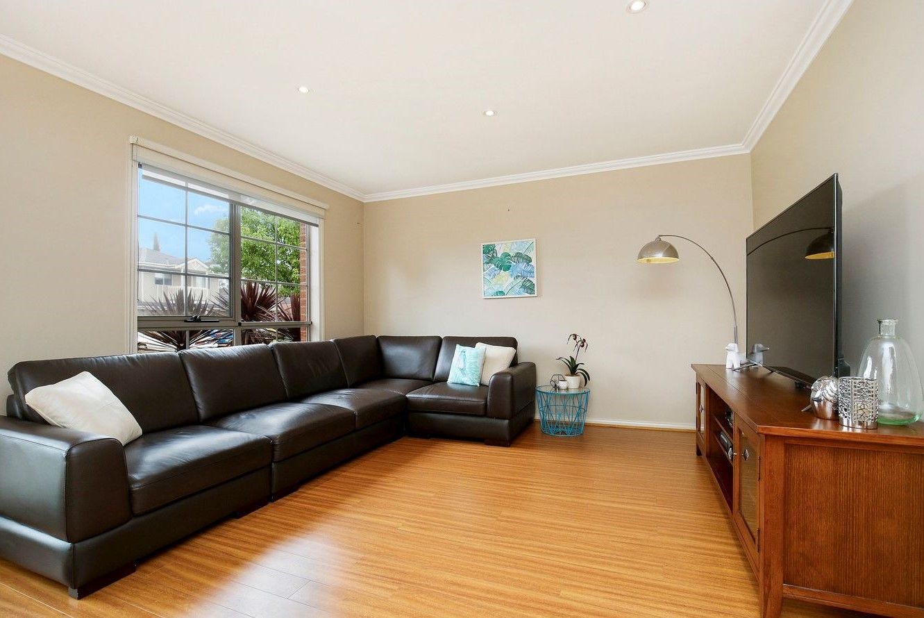 SPACIOUS MODERN TOWNHOUSE!