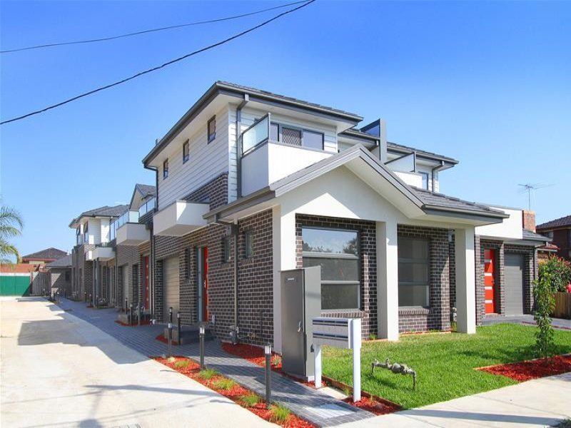 Immaculate Townhouse South of Bell Street!