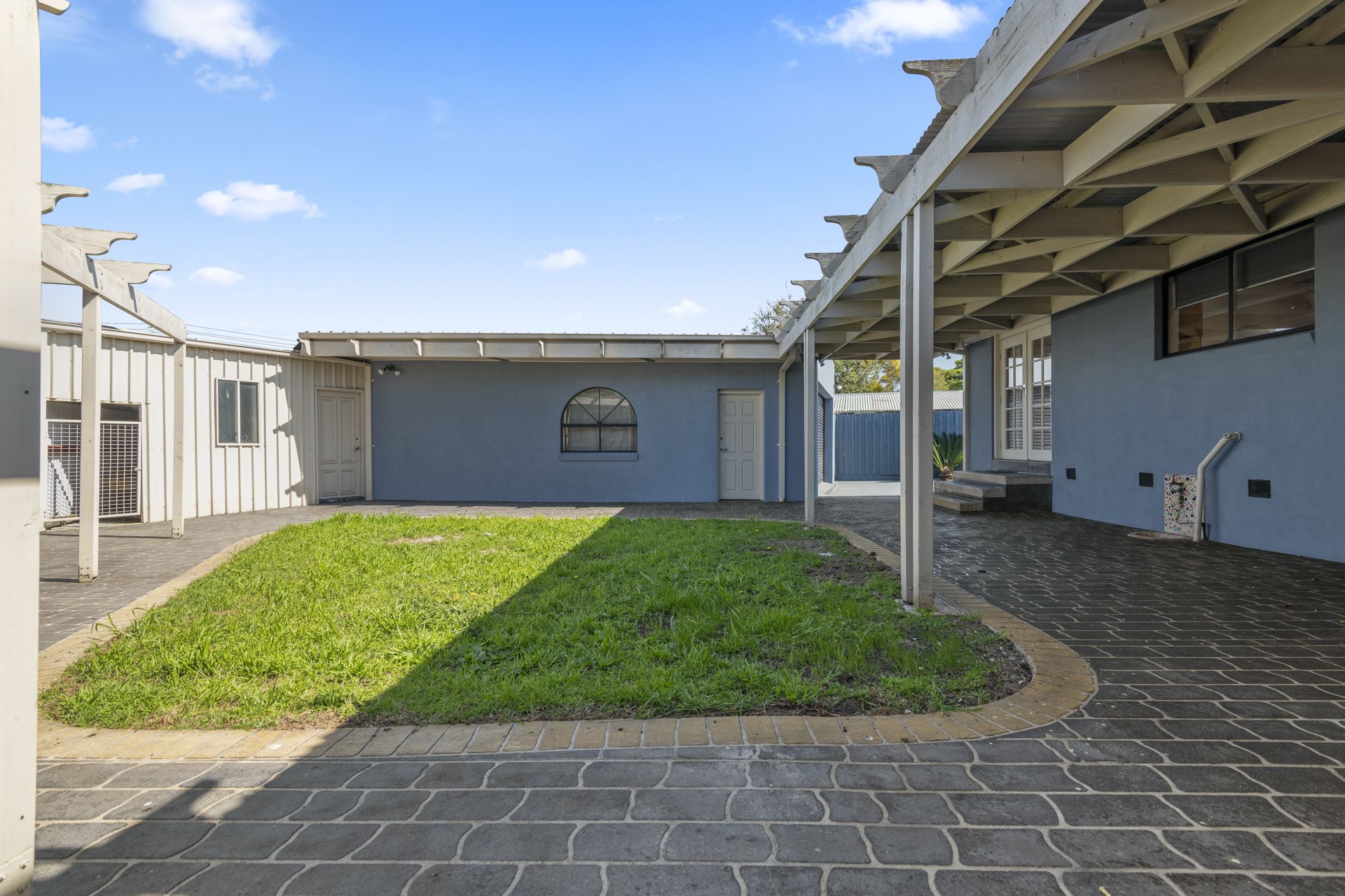 MODERN APPEAL - GREAT LOCATION