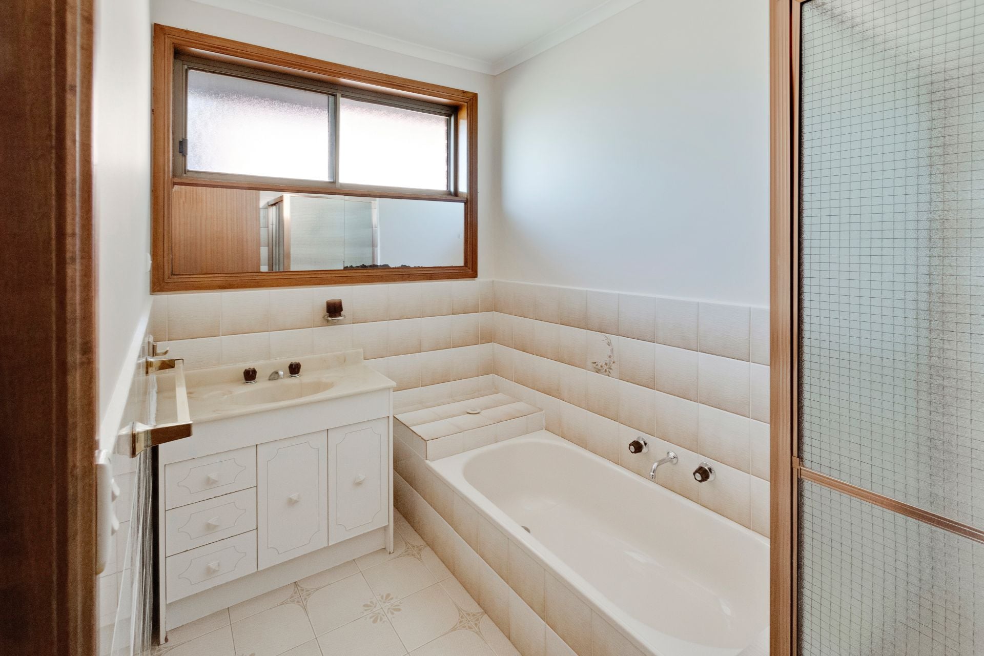 PERFECTLY POSITIONED FAMILY HOME!   **FRESHLY PAINTED**