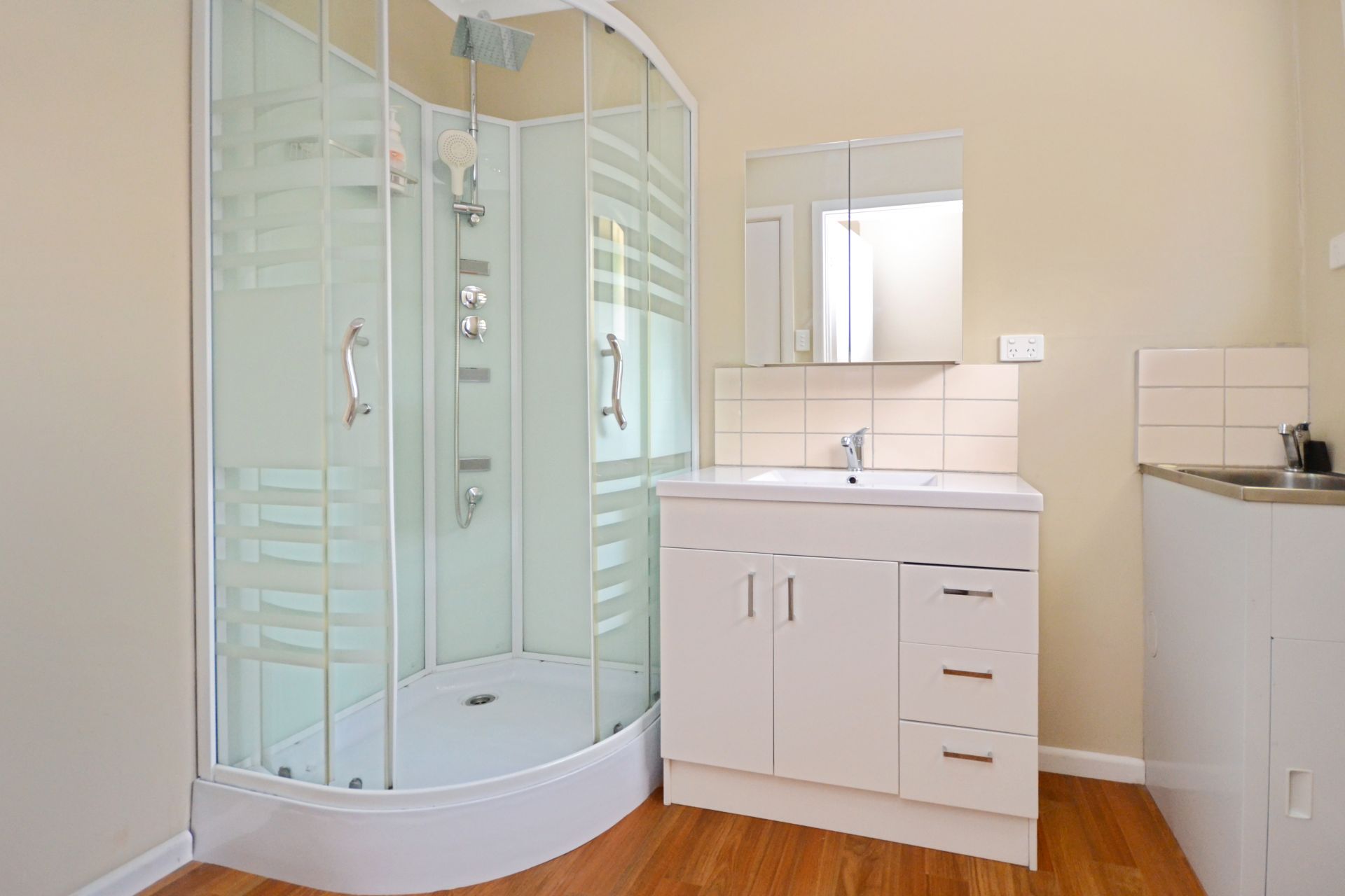 FULLY RENOVATED ONE BEDROOM