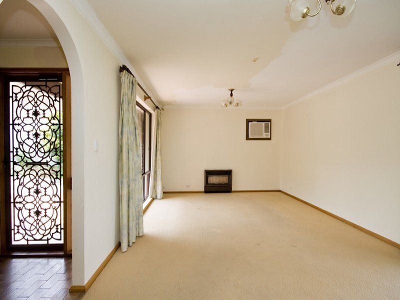 27 ROBERTSON CRESCENT Redwood Park 5097