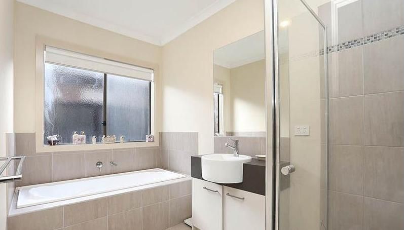 SPACIOUS FAMILY HOME WITH DUAL LIVING AREAS!