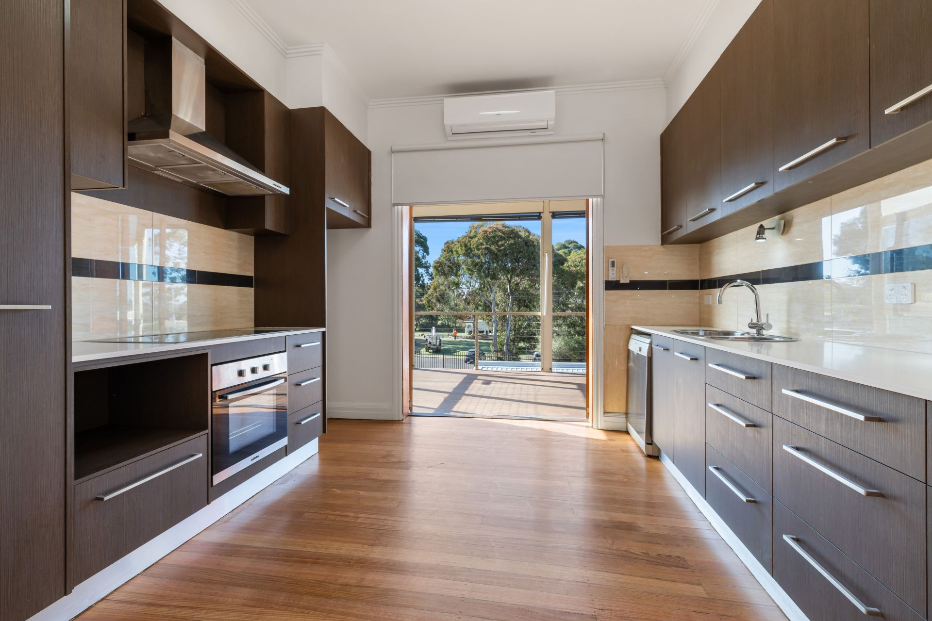 Large apartment in Ideal Locale - ENTRY VIA RUSSELL STREET (COBURG LEISURE CENTRE)