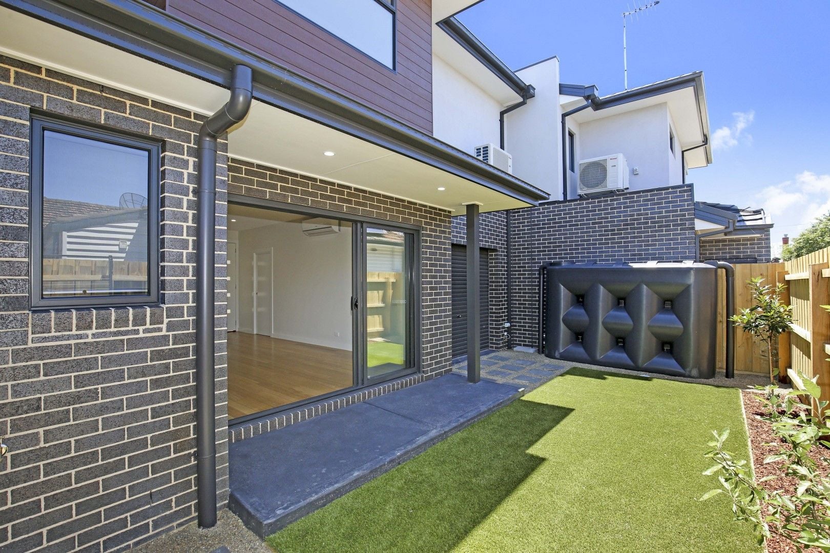 MODERN FULLY FURNISHED TOWNHOUSE