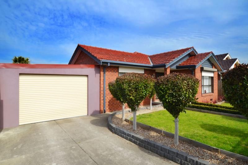 PICTURESQUE LIVING AT ITS FINEST !!!   ***GARDENER INCLUDED***