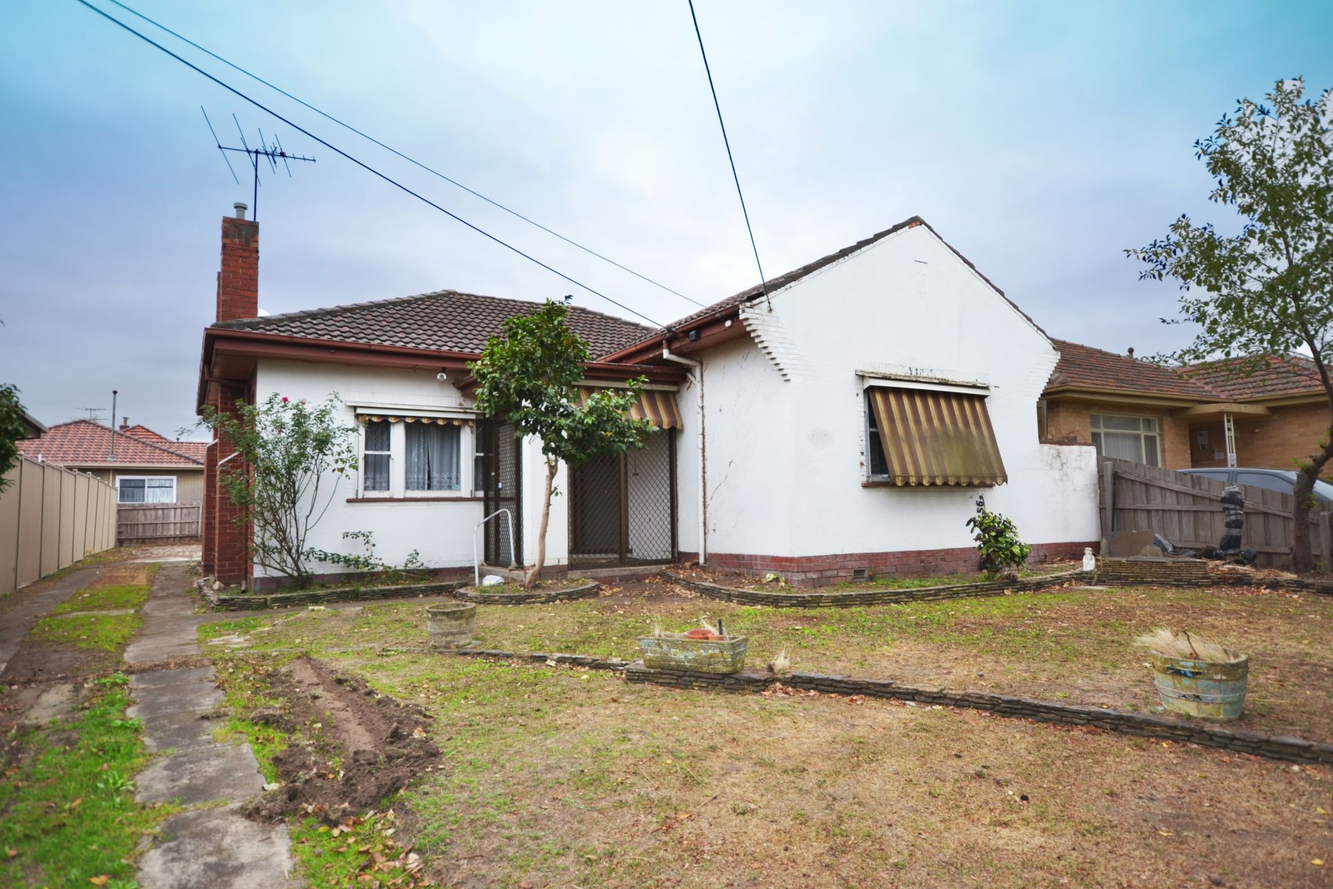 ORIGINAL HOME IN A GREAT LOCATION