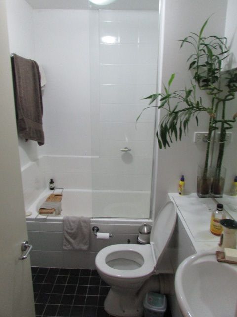 **Room available in 2 bedroom unit house share**