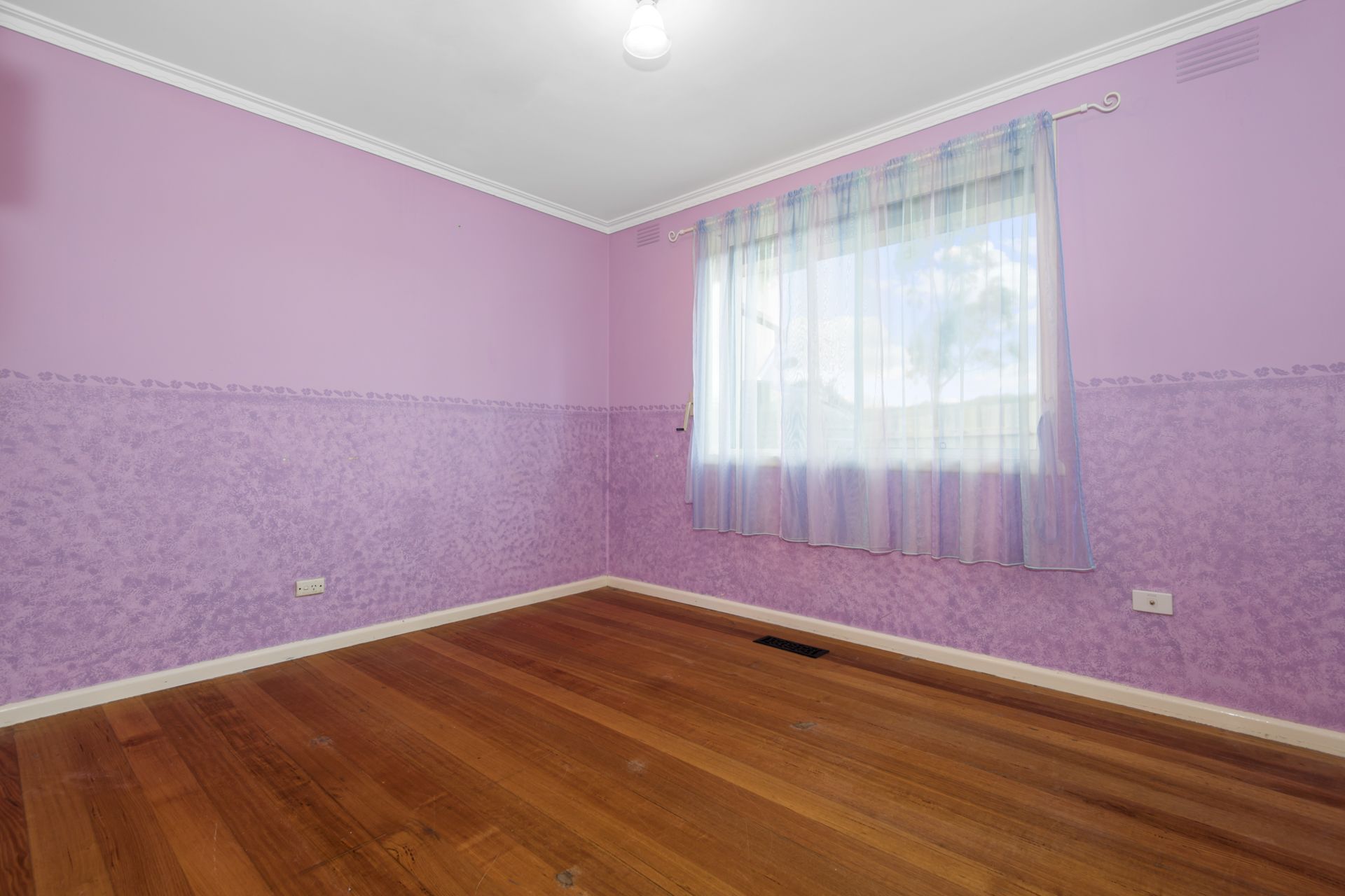 PERFECT LOCATION AND WALKING DISTANCE TO EPPING PACIFIC